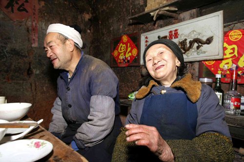 “爱情天梯”男女主人公的故事感动着每一个人。图为二位老人生前生活照。